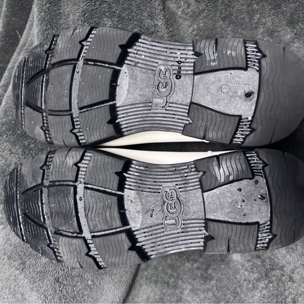 UGG White and Black Droplet Boots - Picture 6 of 7